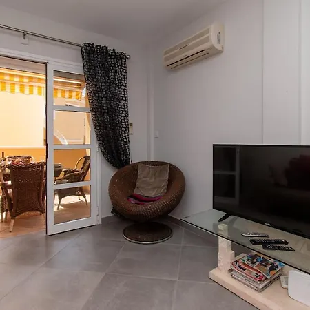 Amazing 2 Bedroom Location Lejlighed