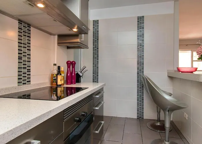 Amazing 2 Bedroom Location アデヘ