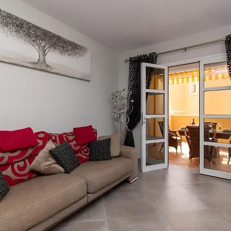 Amazing 2 Bedroom Location *